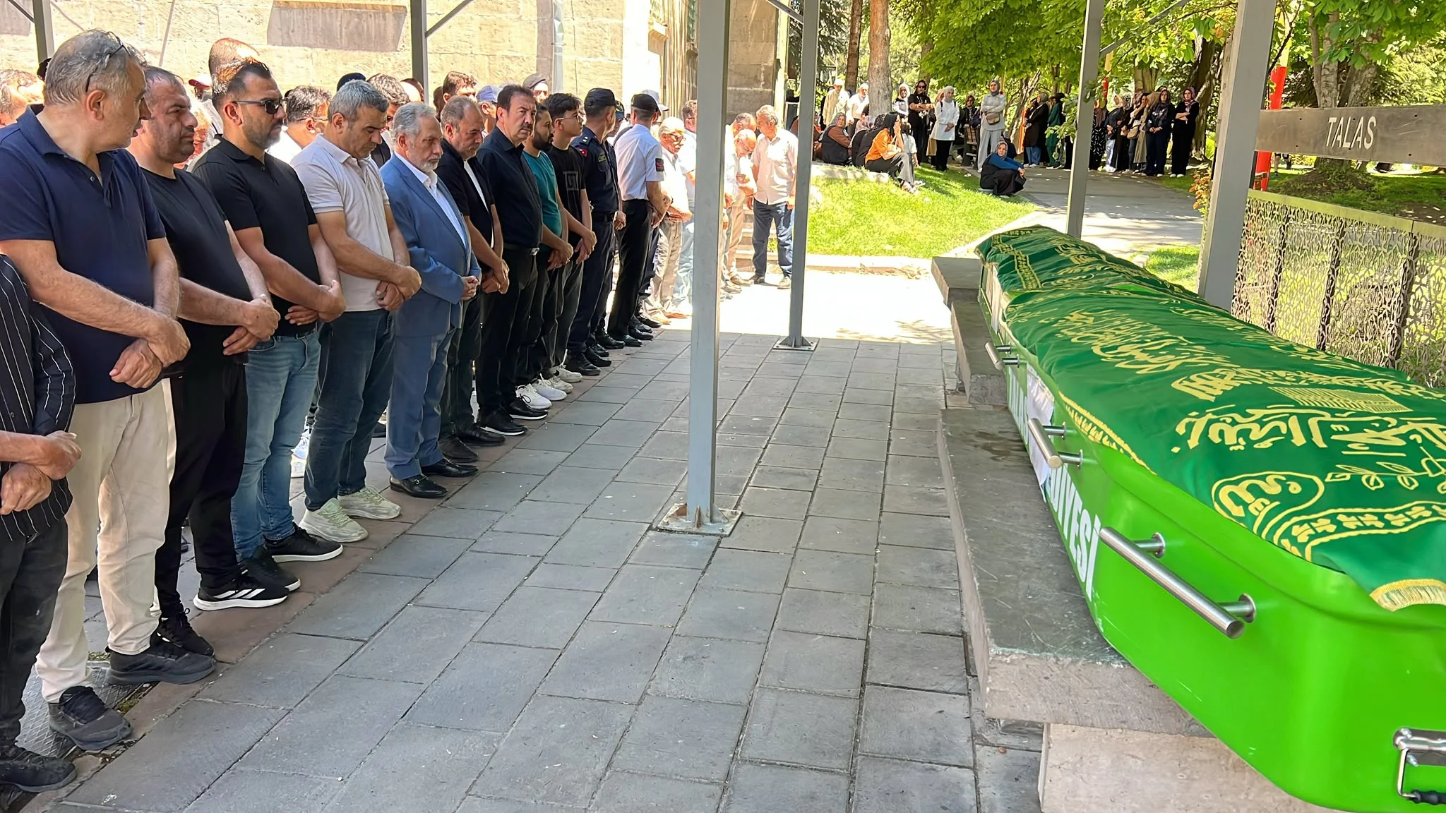 Afyonkarahisar’daki kazada yaşamını yitiren anne ile 8 aylık bebeği, Talas'ta son yolculuğuna uğurlandı
