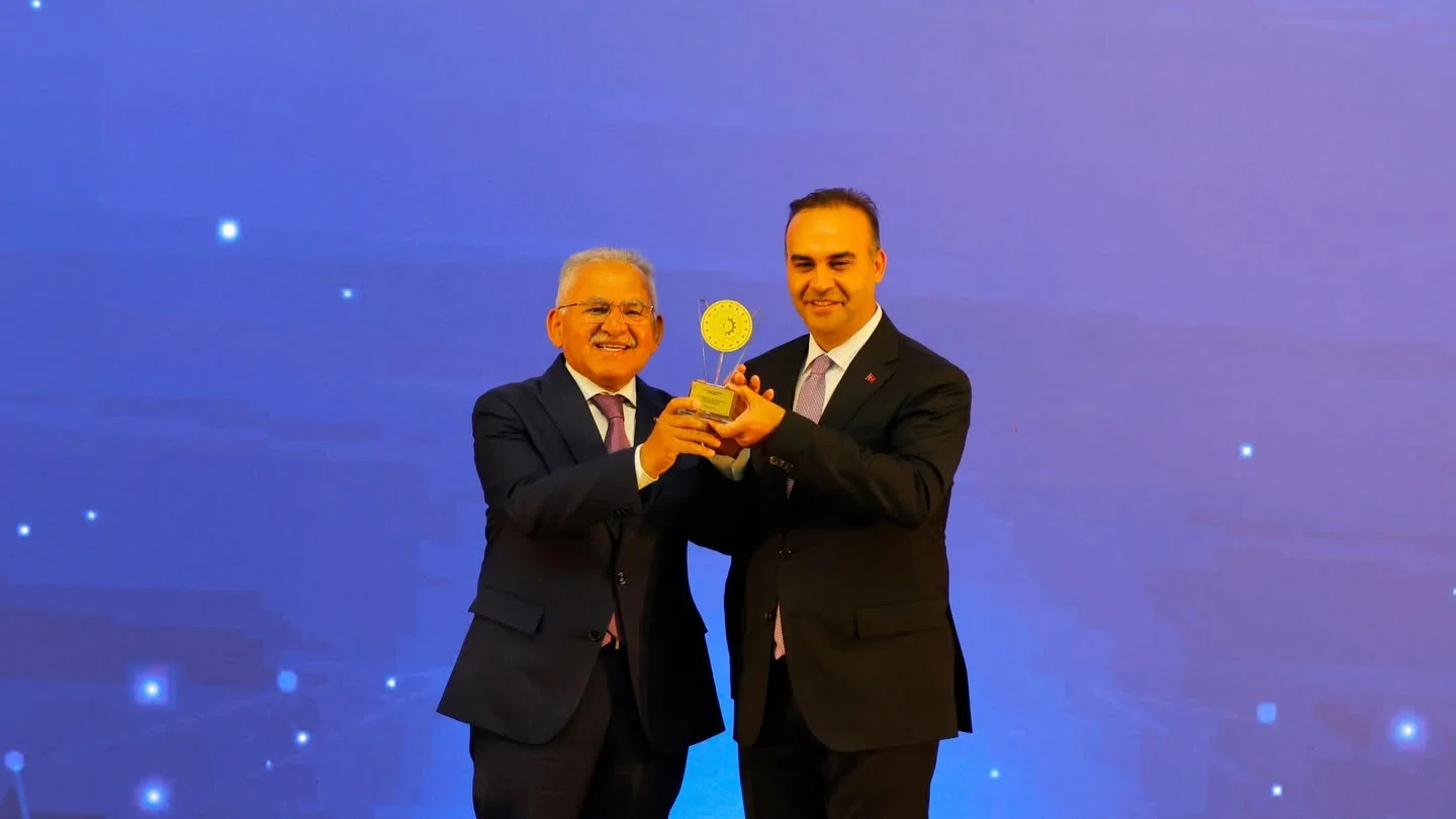 Başkan Büyükkılıç, RES projesiyle verimlilik ödülünü Bakan Kacır'ın elinden aldı