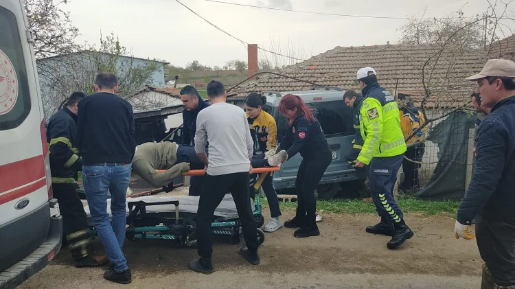 Edirne'de Otomobil Eve Daldı: 2 Yaralı galeri görseli