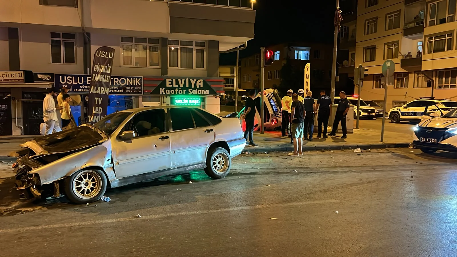 Kayseri'de otomobille çarpışan polis aracı devrildi: 3 yaralı