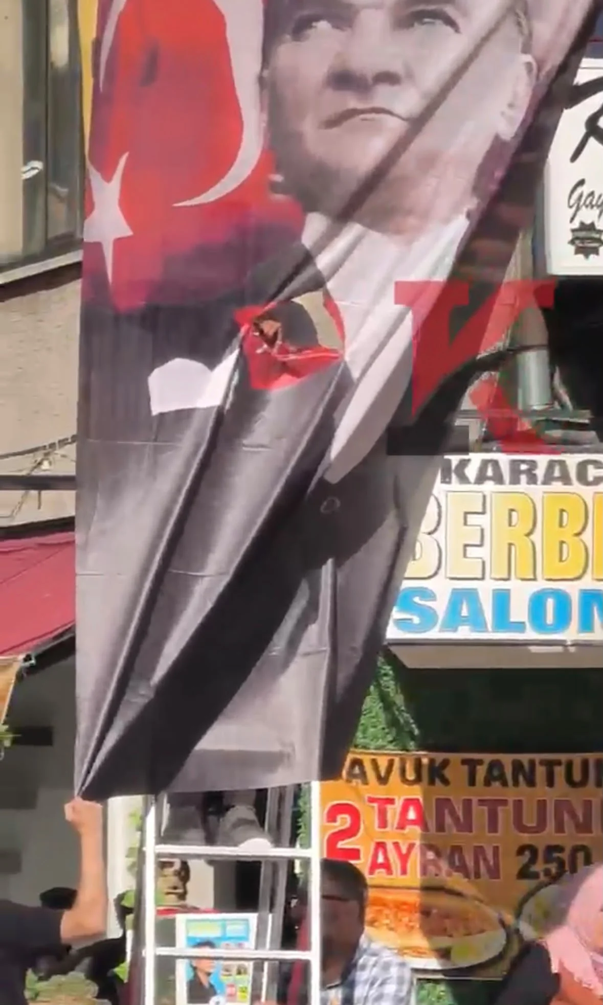 Kayseri'de Atatürk posterindeki 6 ok görseli kesildi; Yeni Parti'den provokasyon açıklaması