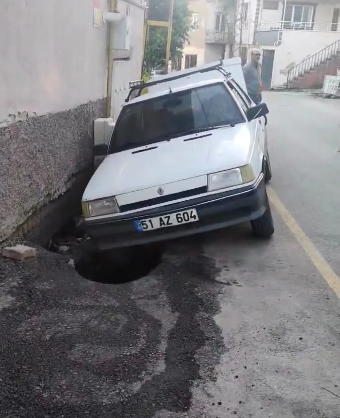 Yahyalı'da Patlayan Su Şebekesi İstinat Duvarını Çökertti: Park Halindeki Otomobil Çukura Düştü