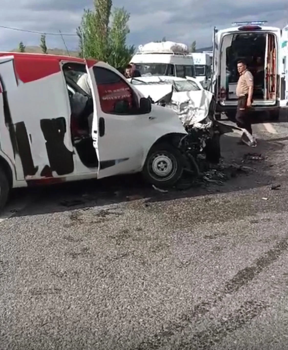 Yahyalı’da Hafif Ticari Araç İle Otomobil Çarpıştı: 1 Ölü, 2 Yaralı