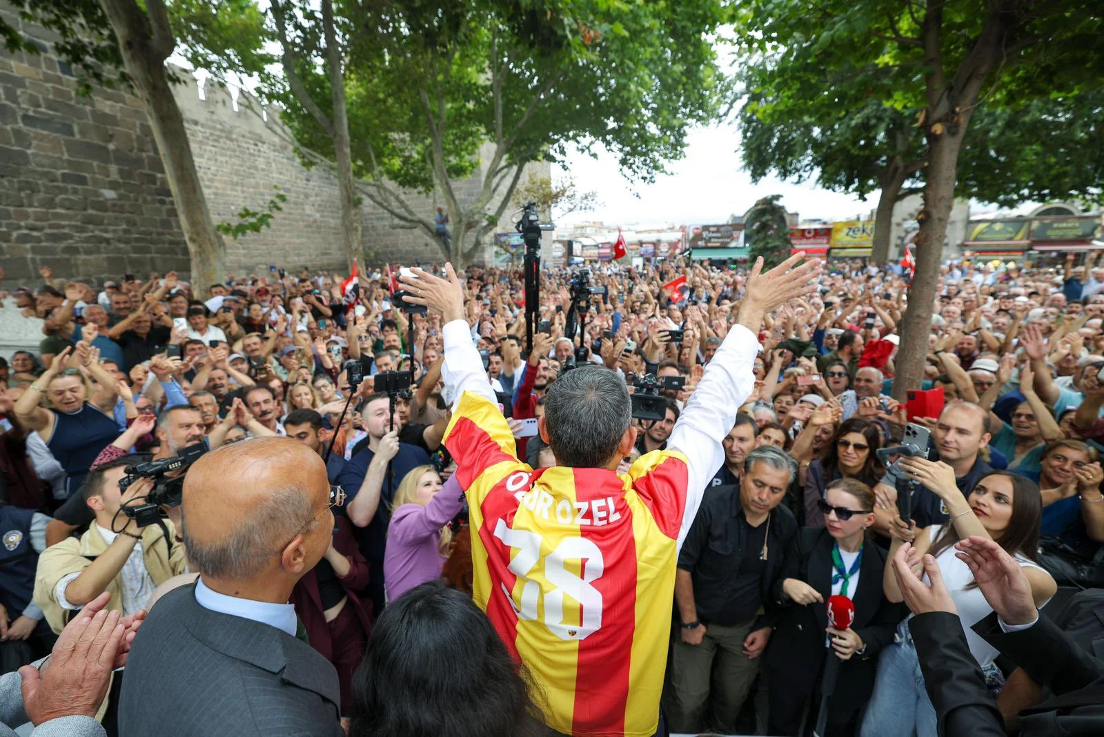 Özgür Özel: Bundan sonra siyasi tartışmalarla oy devşirme oyunlarına asla gelmeyeceğiz