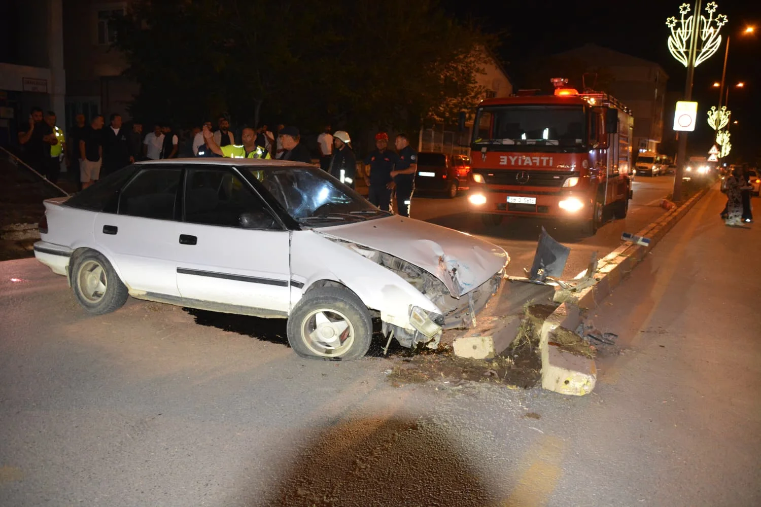 Kavşakta kaldırıma çarpan otomobilin sürücüsü yaralandı