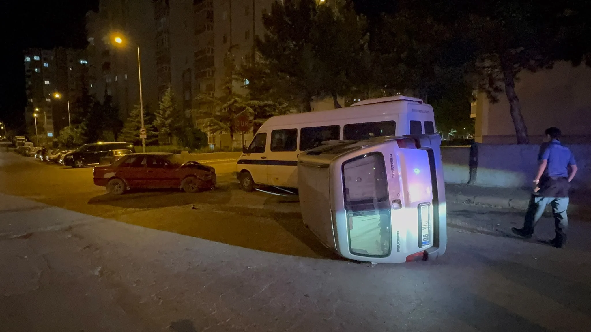 Otomobil ile hafif ticari araç çarpıştı: 3 yaralı