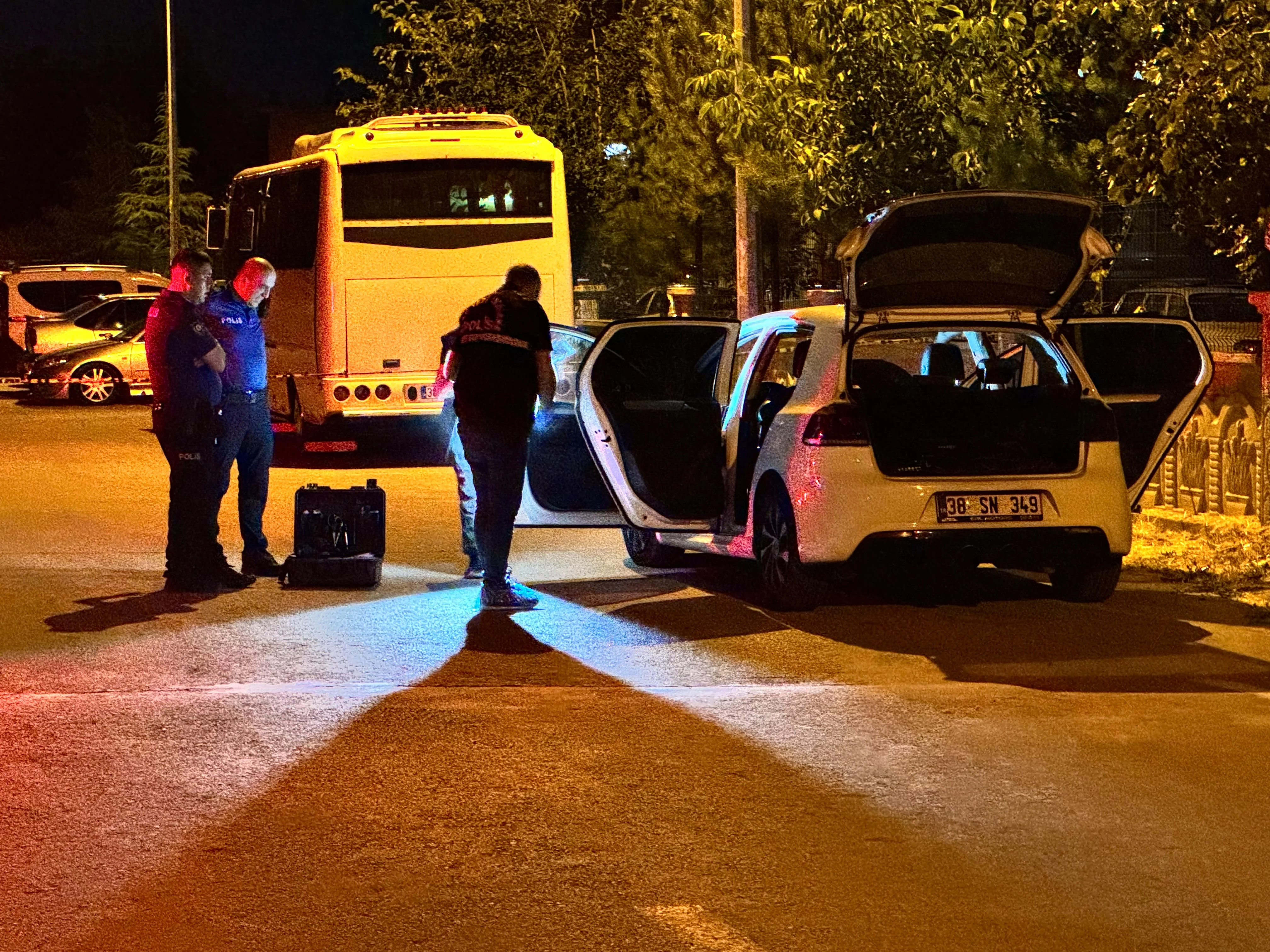 Kayseri’de silahlı kavgada yoldan geçen karı-koca yaralandı