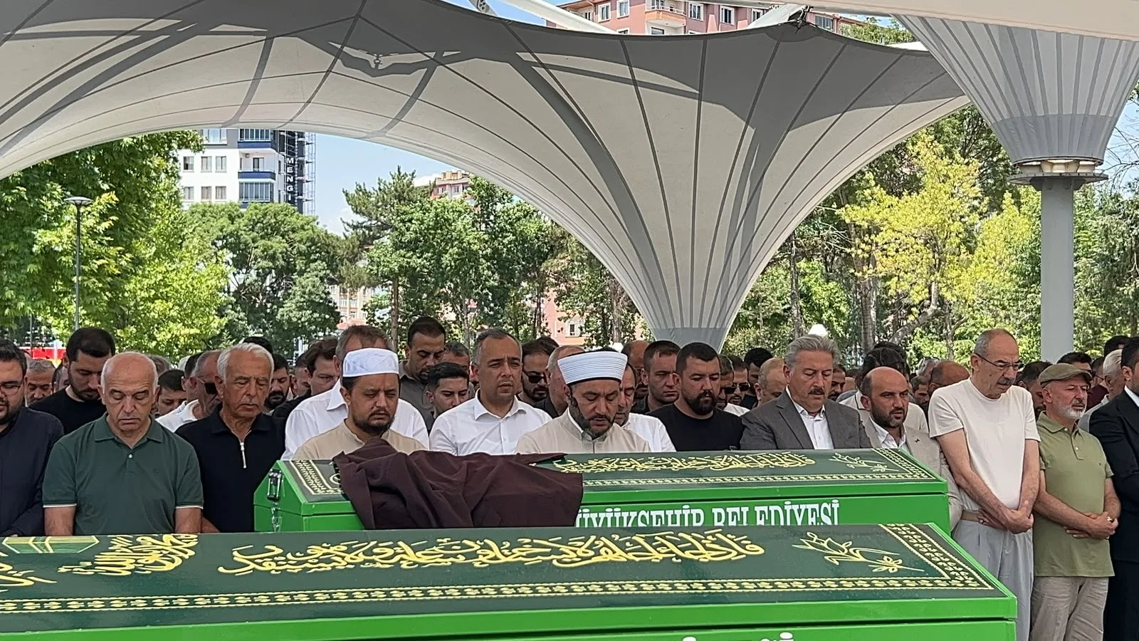 Otomobilin bariyerlere çarptığı kazada hayatını kaybeden genç kadın, son yolculuğuna uğurlandı