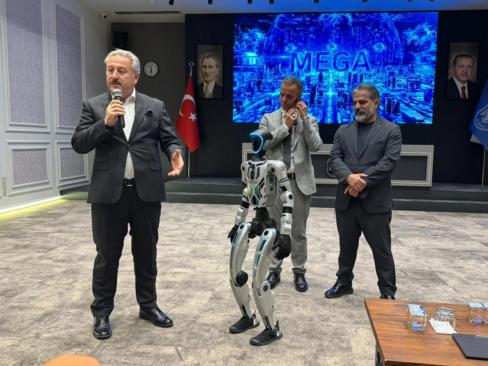 Başkan Palancıoğlu insansı robot MEGA’yı tanıttı