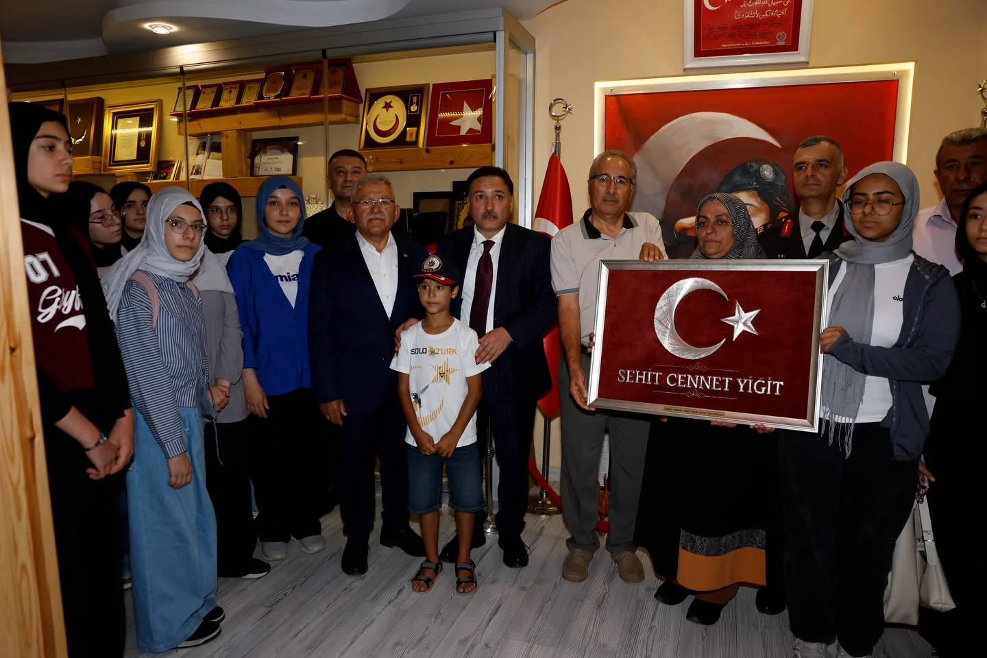 Vali Çiçek ve Başkan Büyükkılıç, 15 Temmuz Şehitleri Doğanay ve Yiğit'i Kabirleri Başında Andı
