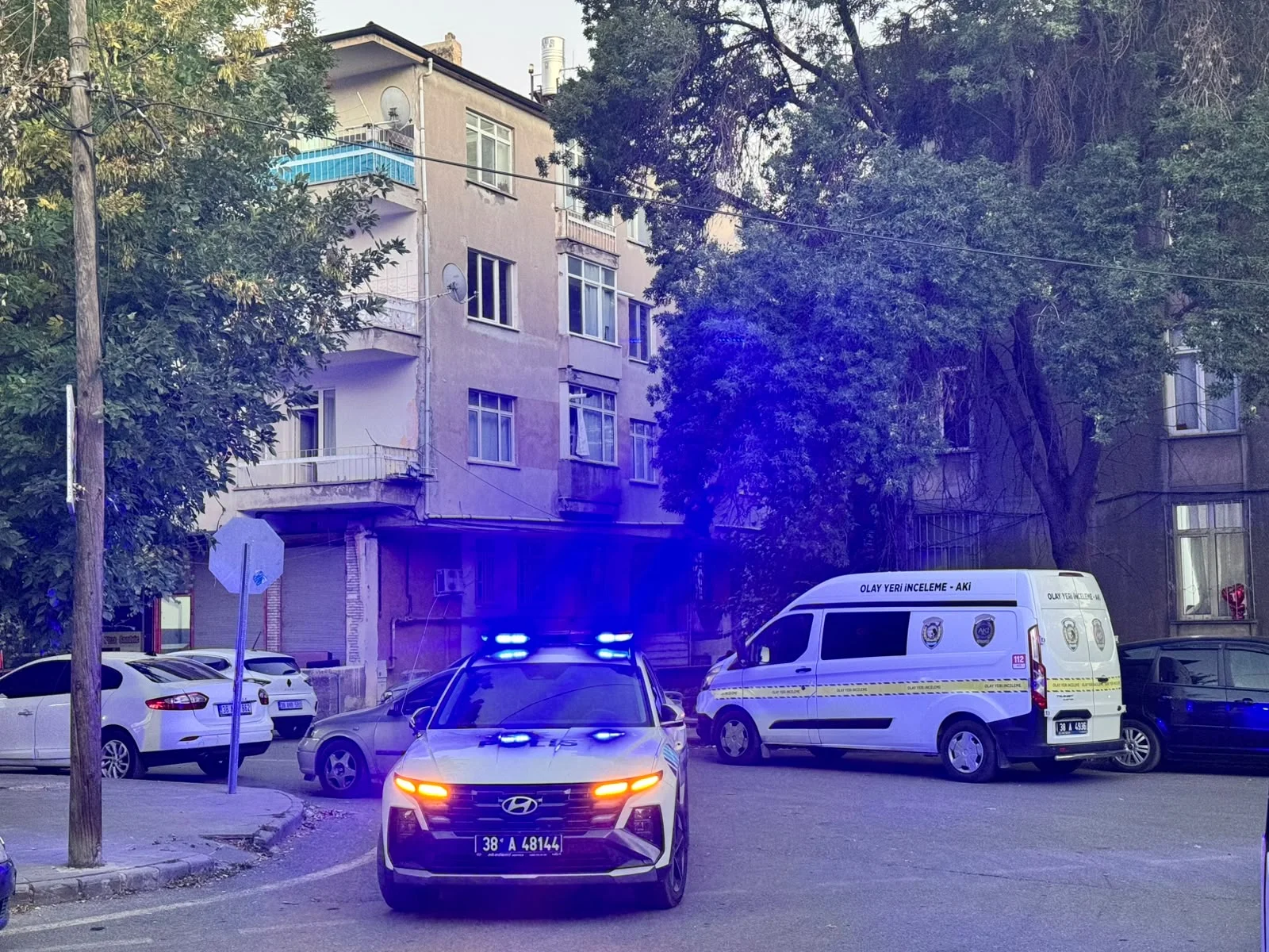 Cezaevinden çıktıktan bir gün sonra arkadaşıyla kavga edip birbirlerini satırla yaraladılar kapak görseli