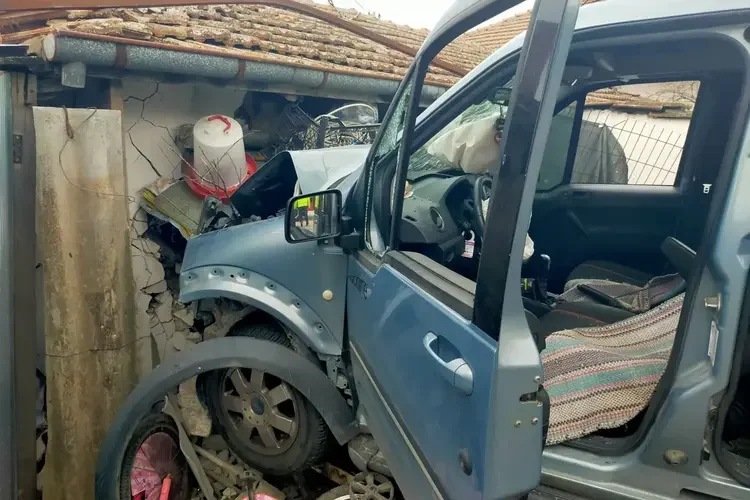 Edirne'de Otomobil Eve Daldı: 2 Yaralı kapak görseli