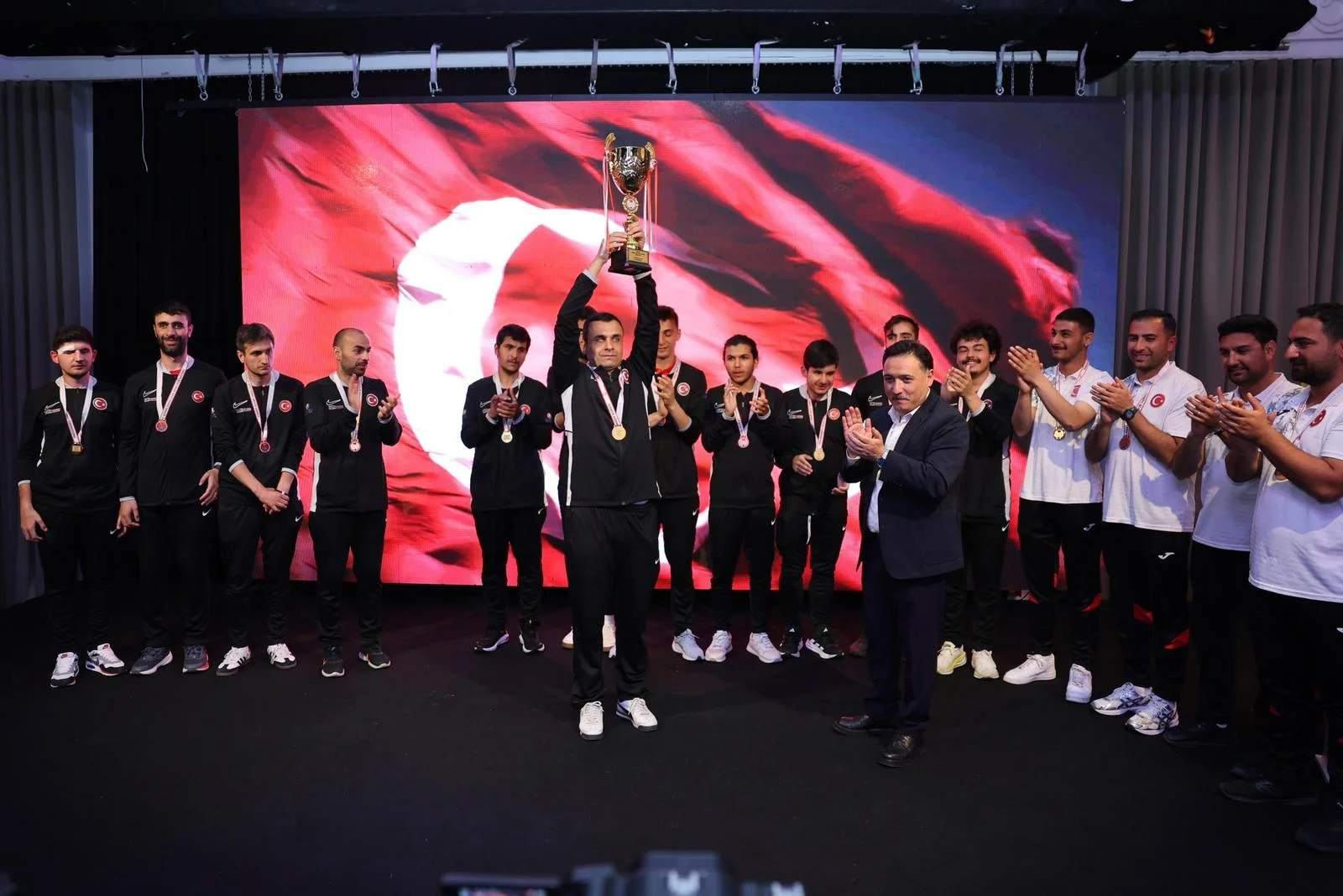 Vali : Gençlerimizi zehirlemek isteyenlere karşı meydan okumayı sporla yapacağız